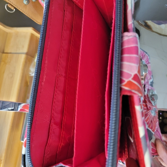 VERA BRADLEY LOCK TURN KEY WALLET - Picture 4 of 6